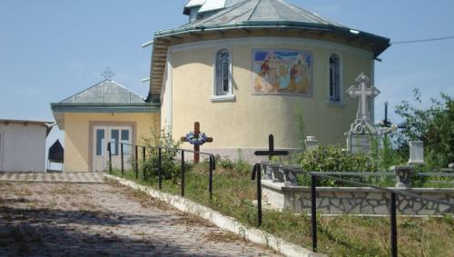 Biserica - vedere exterioară